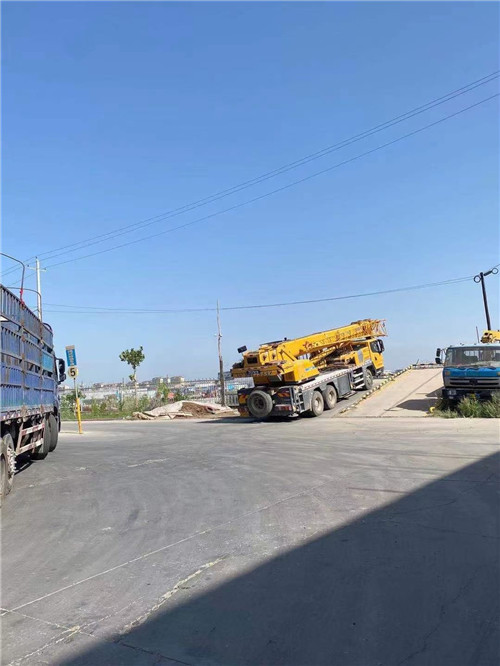 新晃25吨吊车的租赁价格大概是多少？