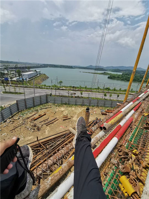 新晃作业中发生设备损坏或人员意外，责任怎么划分？